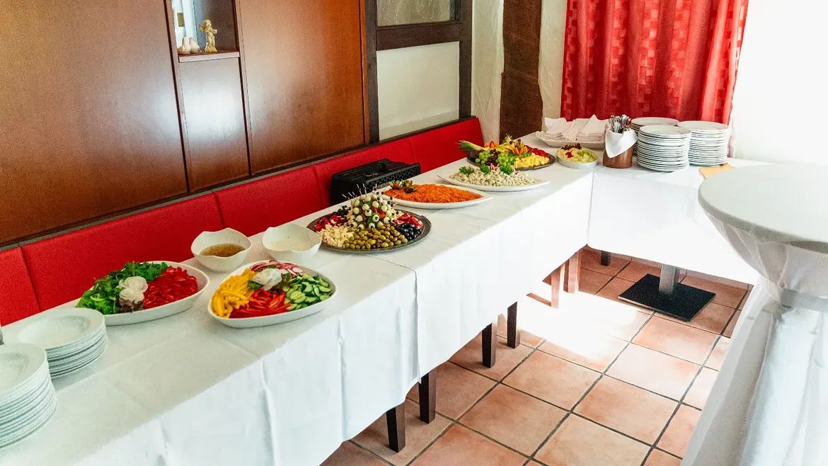 Buffettisch mit Salaten, Antipasti und Obst