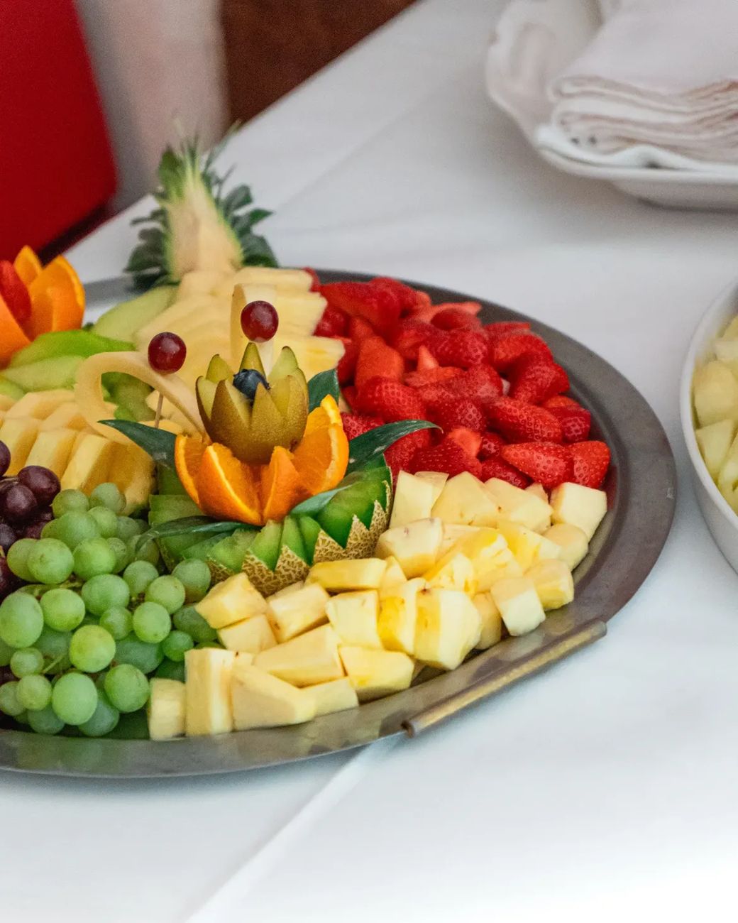 Obstplatte mit Trauben, Ananas und Erdbeeren