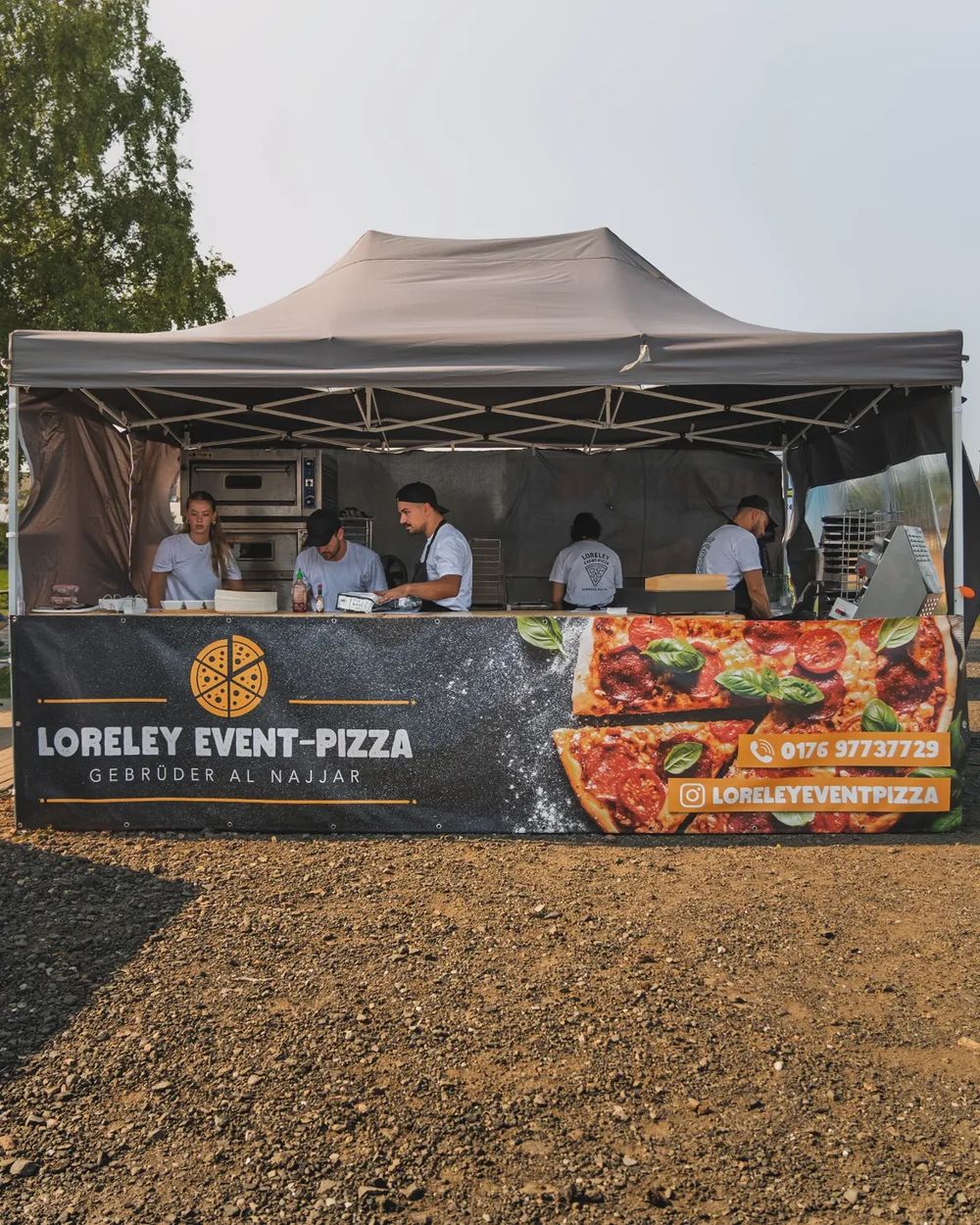 Der Stand von Loreley Event-Pizza mit Team und Ofen